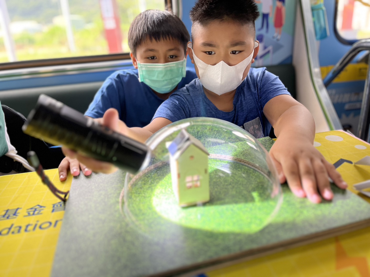 3044am永利參與基礎科學主題車廂，以STEAM教學精神，設計「逐日科學家」、「太陽能工程師」以及「淨零建築師」三大能源科普課程和實驗